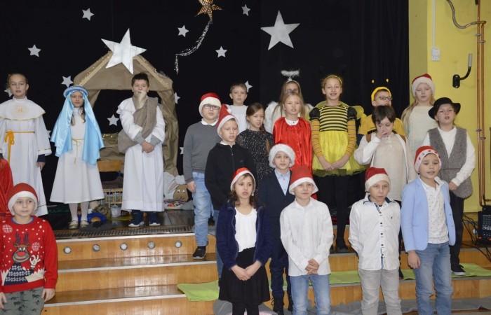22 grudnia tradycyjnie w naszej szkole odbyły się jasełka w wykonaniu uczniów klas IIIa i IIIb.  W tym roku oprócz pasterzy i aniołów stajenkę betlejemską odwiedziły postaci znanych bajek, takie jak: Kopciuszek, Smerfy, Calineczka, Dziewczynka z zapałkami, Czerwony Kapturek,  Maja i Gucio, Pinokio oraz Jaś i Małgosia.  Powitały one  małego Jezusa i złożyły mu swoje dary.  Świetności inscenizacji dodały  radosne kolędy i pastorałki. Scenografia oraz piękne stroje małych artystów były świetnym dopełnieniem całego przedstawienia.                 	Jasełka w wykonaniu dzieci wprowadziły wszystkich w świąteczny nastrój, a uczniowie swym pięknym występem podbili serca publiczności.                               	Po zakończonym spektaklu głos zabrała  dyrektor szkoły pani Agnieszka Cieklińska, która podziękowała uczniom za występ oraz złożyła wszystkim życzenia świąteczne.