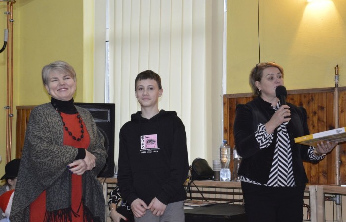 22 grudnia tradycyjnie w naszej szkole odbyły się jasełka w wykonaniu uczniów klas IIIa i IIIb.  W tym roku oprócz pasterzy i aniołów stajenkę betlejemską odwiedziły postaci znanych bajek, takie jak: Kopciuszek, Smerfy, Calineczka, Dziewczynka z zapałkami, Czerwony Kapturek,  Maja i Gucio, Pinokio oraz Jaś i Małgosia.  Powitały one  małego Jezusa i złożyły mu swoje dary.  Świetności inscenizacji dodały  radosne kolędy i pastorałki. Scenografia oraz piękne stroje małych artystów były świetnym dopełnieniem całego przedstawienia.                 	Jasełka w wykonaniu dzieci wprowadziły wszystkich w świąteczny nastrój, a uczniowie swym pięknym występem podbili serca publiczności.                               	Po zakończonym spektaklu głos zabrała  dyrektor szkoły pani Agnieszka Cieklińska, która podziękowała uczniom za występ oraz złożyła wszystkim życzenia świąteczne.