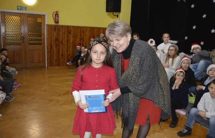 22 grudnia tradycyjnie w naszej szkole odbyły się jasełka w wykonaniu uczniów klas IIIa i IIIb.  W tym roku oprócz pasterzy i aniołów stajenkę betlejemską odwiedziły postaci znanych bajek, takie jak: Kopciuszek, Smerfy, Calineczka, Dziewczynka z zapałkami, Czerwony Kapturek,  Maja i Gucio, Pinokio oraz Jaś i Małgosia.  Powitały one  małego Jezusa i złożyły mu swoje dary.  Świetności inscenizacji dodały  radosne kolędy i pastorałki. Scenografia oraz piękne stroje małych artystów były świetnym dopełnieniem całego przedstawienia.                 	Jasełka w wykonaniu dzieci wprowadziły wszystkich w świąteczny nastrój, a uczniowie swym pięknym występem podbili serca publiczności.                               	Po zakończonym spektaklu głos zabrała  dyrektor szkoły pani Agnieszka Cieklińska, która podziękowała uczniom za występ oraz złożyła wszystkim życzenia świąteczne.