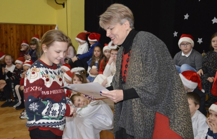 22 grudnia tradycyjnie w naszej szkole odbyły się jasełka w wykonaniu uczniów klas IIIa i IIIb.  W tym roku oprócz pasterzy i aniołów stajenkę betlejemską odwiedziły postaci znanych bajek, takie jak: Kopciuszek, Smerfy, Calineczka, Dziewczynka z zapałkami, Czerwony Kapturek,  Maja i Gucio, Pinokio oraz Jaś i Małgosia.  Powitały one  małego Jezusa i złożyły mu swoje dary.  Świetności inscenizacji dodały  radosne kolędy i pastorałki. Scenografia oraz piękne stroje małych artystów były świetnym dopełnieniem całego przedstawienia.                 	Jasełka w wykonaniu dzieci wprowadziły wszystkich w świąteczny nastrój, a uczniowie swym pięknym występem podbili serca publiczności.                               	Po zakończonym spektaklu głos zabrała  dyrektor szkoły pani Agnieszka Cieklińska, która podziękowała uczniom za występ oraz złożyła wszystkim życzenia świąteczne.
