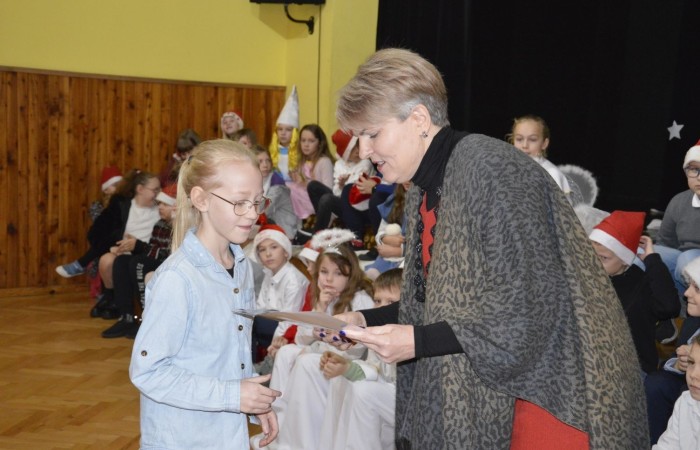 22 grudnia tradycyjnie w naszej szkole odbyły się jasełka w wykonaniu uczniów klas IIIa i IIIb.  W tym roku oprócz pasterzy i aniołów stajenkę betlejemską odwiedziły postaci znanych bajek, takie jak: Kopciuszek, Smerfy, Calineczka, Dziewczynka z zapałkami, Czerwony Kapturek,  Maja i Gucio, Pinokio oraz Jaś i Małgosia.  Powitały one  małego Jezusa i złożyły mu swoje dary.  Świetności inscenizacji dodały  radosne kolędy i pastorałki. Scenografia oraz piękne stroje małych artystów były świetnym dopełnieniem całego przedstawienia.                 	Jasełka w wykonaniu dzieci wprowadziły wszystkich w świąteczny nastrój, a uczniowie swym pięknym występem podbili serca publiczności.                               	Po zakończonym spektaklu głos zabrała  dyrektor szkoły pani Agnieszka Cieklińska, która podziękowała uczniom za występ oraz złożyła wszystkim życzenia świąteczne.
