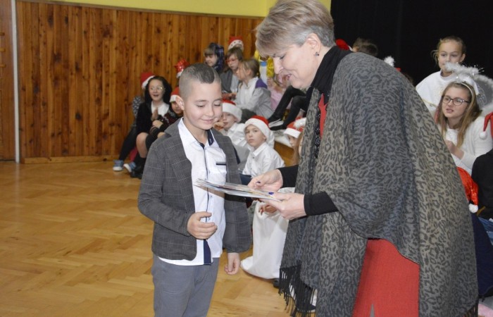 22 grudnia tradycyjnie w naszej szkole odbyły się jasełka w wykonaniu uczniów klas IIIa i IIIb.  W tym roku oprócz pasterzy i aniołów stajenkę betlejemską odwiedziły postaci znanych bajek, takie jak: Kopciuszek, Smerfy, Calineczka, Dziewczynka z zapałkami, Czerwony Kapturek,  Maja i Gucio, Pinokio oraz Jaś i Małgosia.  Powitały one  małego Jezusa i złożyły mu swoje dary.  Świetności inscenizacji dodały  radosne kolędy i pastorałki. Scenografia oraz piękne stroje małych artystów były świetnym dopełnieniem całego przedstawienia.                 	Jasełka w wykonaniu dzieci wprowadziły wszystkich w świąteczny nastrój, a uczniowie swym pięknym występem podbili serca publiczności.                               	Po zakończonym spektaklu głos zabrała  dyrektor szkoły pani Agnieszka Cieklińska, która podziękowała uczniom za występ oraz złożyła wszystkim życzenia świąteczne.