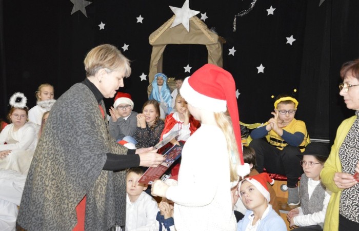 22 grudnia tradycyjnie w naszej szkole odbyły się jasełka w wykonaniu uczniów klas IIIa i IIIb.  W tym roku oprócz pasterzy i aniołów stajenkę betlejemską odwiedziły postaci znanych bajek, takie jak: Kopciuszek, Smerfy, Calineczka, Dziewczynka z zapałkami, Czerwony Kapturek,  Maja i Gucio, Pinokio oraz Jaś i Małgosia.  Powitały one  małego Jezusa i złożyły mu swoje dary.  Świetności inscenizacji dodały  radosne kolędy i pastorałki. Scenografia oraz piękne stroje małych artystów były świetnym dopełnieniem całego przedstawienia.                 	Jasełka w wykonaniu dzieci wprowadziły wszystkich w świąteczny nastrój, a uczniowie swym pięknym występem podbili serca publiczności.                               	Po zakończonym spektaklu głos zabrała  dyrektor szkoły pani Agnieszka Cieklińska, która podziękowała uczniom za występ oraz złożyła wszystkim życzenia świąteczne.