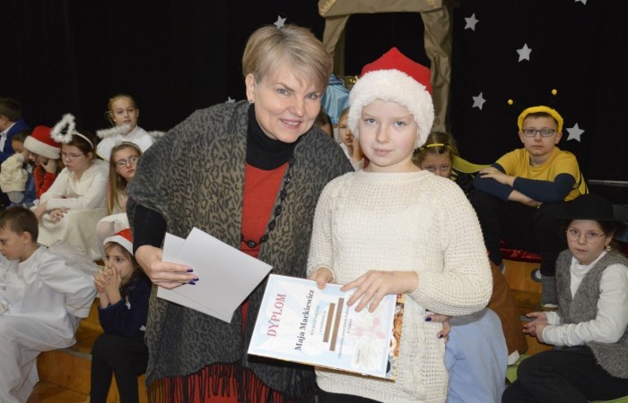 22 grudnia tradycyjnie w naszej szkole odbyły się jasełka w wykonaniu uczniów klas IIIa i IIIb.  W tym roku oprócz pasterzy i aniołów stajenkę betlejemską odwiedziły postaci znanych bajek, takie jak: Kopciuszek, Smerfy, Calineczka, Dziewczynka z zapałkami, Czerwony Kapturek,  Maja i Gucio, Pinokio oraz Jaś i Małgosia.  Powitały one  małego Jezusa i złożyły mu swoje dary.  Świetności inscenizacji dodały  radosne kolędy i pastorałki. Scenografia oraz piękne stroje małych artystów były świetnym dopełnieniem całego przedstawienia.                 	Jasełka w wykonaniu dzieci wprowadziły wszystkich w świąteczny nastrój, a uczniowie swym pięknym występem podbili serca publiczności.                               	Po zakończonym spektaklu głos zabrała  dyrektor szkoły pani Agnieszka Cieklińska, która podziękowała uczniom za występ oraz złożyła wszystkim życzenia świąteczne.