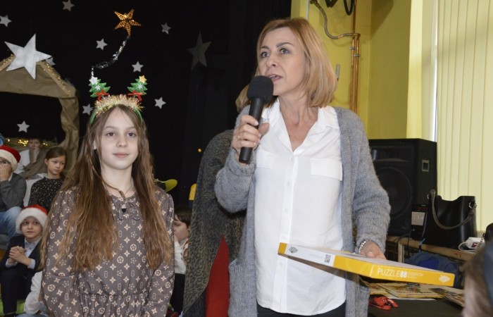 22 grudnia tradycyjnie w naszej szkole odbyły się jasełka w wykonaniu uczniów klas IIIa i IIIb.  W tym roku oprócz pasterzy i aniołów stajenkę betlejemską odwiedziły postaci znanych bajek, takie jak: Kopciuszek, Smerfy, Calineczka, Dziewczynka z zapałkami, Czerwony Kapturek,  Maja i Gucio, Pinokio oraz Jaś i Małgosia.  Powitały one  małego Jezusa i złożyły mu swoje dary.  Świetności inscenizacji dodały  radosne kolędy i pastorałki. Scenografia oraz piękne stroje małych artystów były świetnym dopełnieniem całego przedstawienia.                 	Jasełka w wykonaniu dzieci wprowadziły wszystkich w świąteczny nastrój, a uczniowie swym pięknym występem podbili serca publiczności.                               	Po zakończonym spektaklu głos zabrała  dyrektor szkoły pani Agnieszka Cieklińska, która podziękowała uczniom za występ oraz złożyła wszystkim życzenia świąteczne.