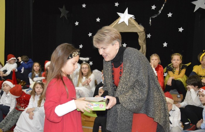 22 grudnia tradycyjnie w naszej szkole odbyły się jasełka w wykonaniu uczniów klas IIIa i IIIb.  W tym roku oprócz pasterzy i aniołów stajenkę betlejemską odwiedziły postaci znanych bajek, takie jak: Kopciuszek, Smerfy, Calineczka, Dziewczynka z zapałkami, Czerwony Kapturek,  Maja i Gucio, Pinokio oraz Jaś i Małgosia.  Powitały one  małego Jezusa i złożyły mu swoje dary.  Świetności inscenizacji dodały  radosne kolędy i pastorałki. Scenografia oraz piękne stroje małych artystów były świetnym dopełnieniem całego przedstawienia.                 	Jasełka w wykonaniu dzieci wprowadziły wszystkich w świąteczny nastrój, a uczniowie swym pięknym występem podbili serca publiczności.                               	Po zakończonym spektaklu głos zabrała  dyrektor szkoły pani Agnieszka Cieklińska, która podziękowała uczniom za występ oraz złożyła wszystkim życzenia świąteczne.