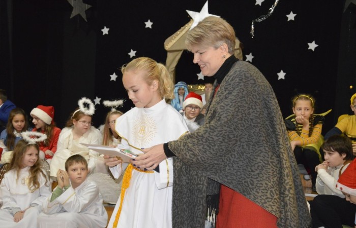 22 grudnia tradycyjnie w naszej szkole odbyły się jasełka w wykonaniu uczniów klas IIIa i IIIb.  W tym roku oprócz pasterzy i aniołów stajenkę betlejemską odwiedziły postaci znanych bajek, takie jak: Kopciuszek, Smerfy, Calineczka, Dziewczynka z zapałkami, Czerwony Kapturek,  Maja i Gucio, Pinokio oraz Jaś i Małgosia.  Powitały one  małego Jezusa i złożyły mu swoje dary.  Świetności inscenizacji dodały  radosne kolędy i pastorałki. Scenografia oraz piękne stroje małych artystów były świetnym dopełnieniem całego przedstawienia.                 	Jasełka w wykonaniu dzieci wprowadziły wszystkich w świąteczny nastrój, a uczniowie swym pięknym występem podbili serca publiczności.                               	Po zakończonym spektaklu głos zabrała  dyrektor szkoły pani Agnieszka Cieklińska, która podziękowała uczniom za występ oraz złożyła wszystkim życzenia świąteczne.