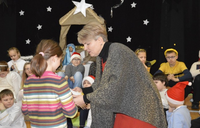 22 grudnia tradycyjnie w naszej szkole odbyły się jasełka w wykonaniu uczniów klas IIIa i IIIb.  W tym roku oprócz pasterzy i aniołów stajenkę betlejemską odwiedziły postaci znanych bajek, takie jak: Kopciuszek, Smerfy, Calineczka, Dziewczynka z zapałkami, Czerwony Kapturek,  Maja i Gucio, Pinokio oraz Jaś i Małgosia.  Powitały one  małego Jezusa i złożyły mu swoje dary.  Świetności inscenizacji dodały  radosne kolędy i pastorałki. Scenografia oraz piękne stroje małych artystów były świetnym dopełnieniem całego przedstawienia.                 	Jasełka w wykonaniu dzieci wprowadziły wszystkich w świąteczny nastrój, a uczniowie swym pięknym występem podbili serca publiczności.                               	Po zakończonym spektaklu głos zabrała  dyrektor szkoły pani Agnieszka Cieklińska, która podziękowała uczniom za występ oraz złożyła wszystkim życzenia świąteczne.