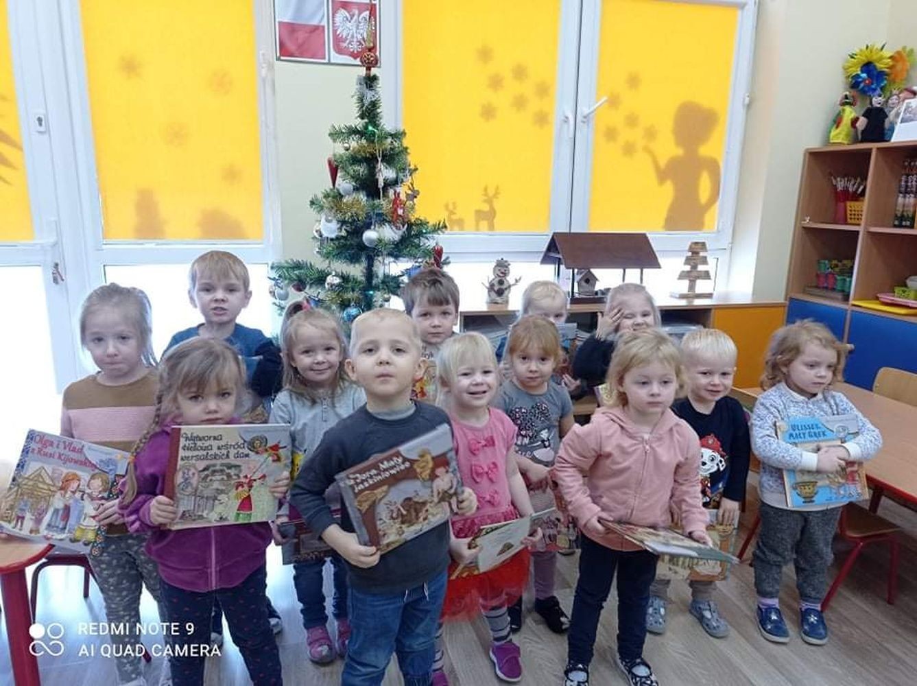 	Z okazji zbliżających się Świąt Bożego Narodzenia, na początku grudnia w naszym przedszkolu zorganizowany został konkurs dla dzieci pod nazwą:
” Najpiękniejsza ozdoba bożonarodzeniowa”. Celem konkursu było kultywowanie tradycji i folkloru związanego ze świętami Bożego Narodzenia oraz rozwijanie kreatywności i  innowacyjności poprzez pobudzenie aktywności twórczej dzieci. Patrząc na wszystkie prace jesteśmy pewne, że w wykonanie ich dzieci włożyły całe swoje serce. Niewątpliwie wykonana ozdoba świąteczna będzie wspaniałym prezentem pod choinkę, a stroik będzie piękną ozdoba wigilijnego stołu. Za trud włożony w wykonanie prac, wszystkie dzieci otrzymały wspaniałe nagrody.