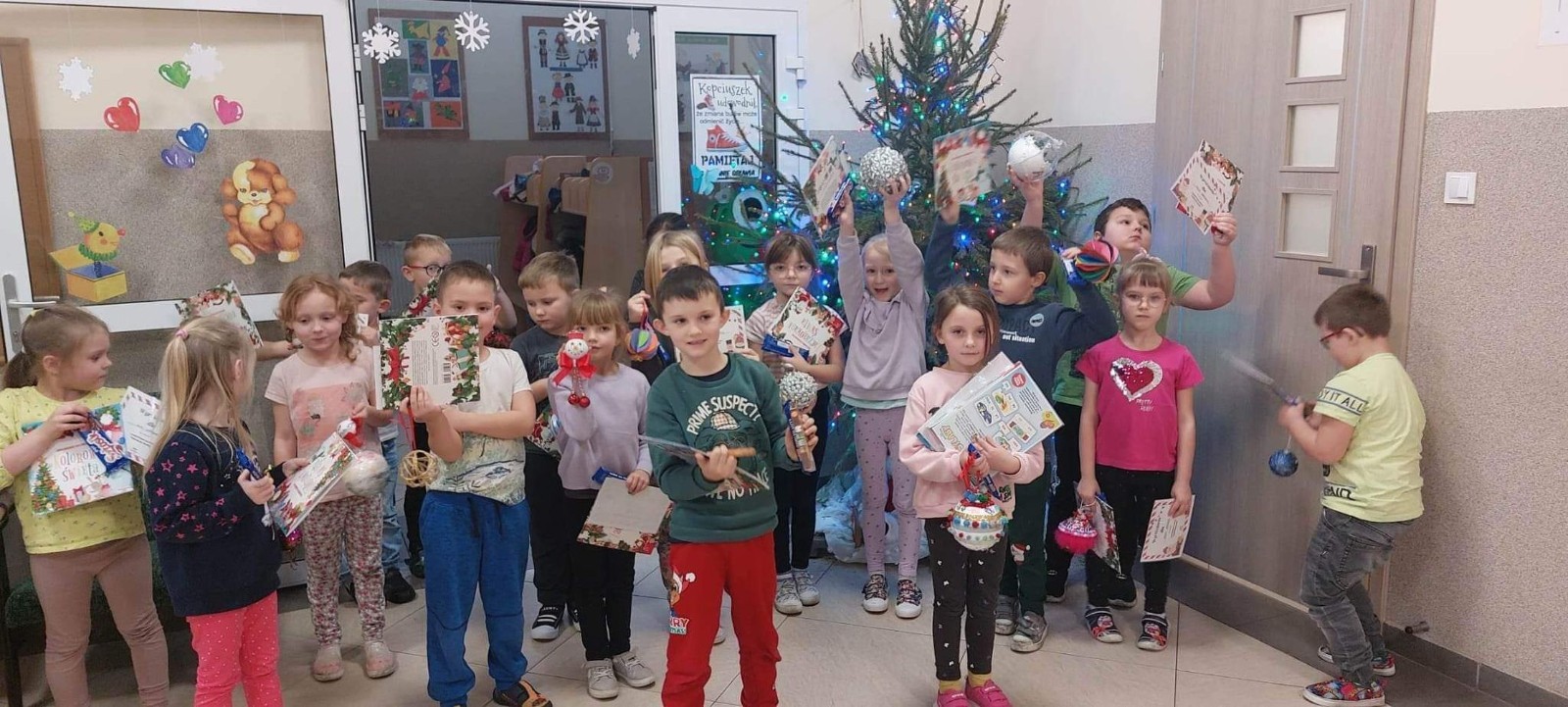 	Z okazji zbliżających się Świąt Bożego Narodzenia, na początku grudnia w naszym przedszkolu zorganizowany został konkurs dla dzieci pod nazwą:
” Najpiękniejsza ozdoba bożonarodzeniowa”. Celem konkursu było kultywowanie tradycji i folkloru związanego ze świętami Bożego Narodzenia oraz rozwijanie kreatywności i  innowacyjności poprzez pobudzenie aktywności twórczej dzieci. Patrząc na wszystkie prace jesteśmy pewne, że w wykonanie ich dzieci włożyły całe swoje serce. Niewątpliwie wykonana ozdoba świąteczna będzie wspaniałym prezentem pod choinkę, a stroik będzie piękną ozdoba wigilijnego stołu. Za trud włożony w wykonanie prac, wszystkie dzieci otrzymały wspaniałe nagrody.