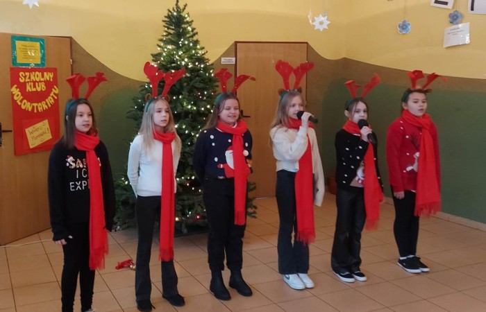 Grudzień to miesiąc, w którym już od początku czuć świąteczny nastrój. W naszej szkole również nie zabrakło magicznej, bożonarodzeniowej atmosfery. Na korytarzach pojawiły się pięknie przystrojone choinki, a klasy przybrały wyjątkowy i niepowtarzalny wygląd dzięki dekoracjom wykonanym przez uczniów i wychowawców.
Nie zapominając o tym, że święta Bożego Narodzenia to czas budowania życzliwości, bliskości i szacunku, nasi uczniowie, pod czujnym okiem p. Iwony Matukiewicz i p. Ilony Potrapeluk, wykonali kartki bożonarodzeniowe dla Kombatantów 4 Warmińsko-Mazurskiej Brygady OT.
W tym okresie nie zabrakło także wspólnego kolędowania, podczas którego wszystkim uczniom, nauczycielom i pracownikom niepedagogicznym zostały złożone życzenia.