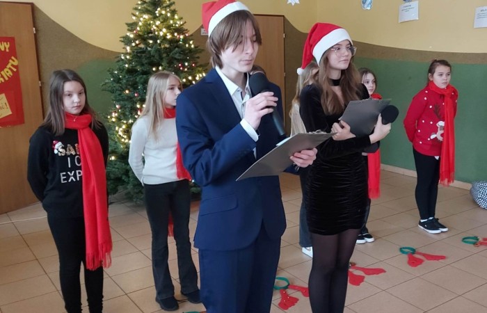 Grudzień to miesiąc, w którym już od początku czuć świąteczny nastrój. W naszej szkole również nie zabrakło magicznej, bożonarodzeniowej atmosfery. Na korytarzach pojawiły się pięknie przystrojone choinki, a klasy przybrały wyjątkowy i niepowtarzalny wygląd dzięki dekoracjom wykonanym przez uczniów i wychowawców.
Nie zapominając o tym, że święta Bożego Narodzenia to czas budowania życzliwości, bliskości i szacunku, nasi uczniowie, pod czujnym okiem p. Iwony Matukiewicz i p. Ilony Potrapeluk, wykonali kartki bożonarodzeniowe dla Kombatantów 4 Warmińsko-Mazurskiej Brygady OT.
W tym okresie nie zabrakło także wspólnego kolędowania, podczas którego wszystkim uczniom, nauczycielom i pracownikom niepedagogicznym zostały złożone życzenia.