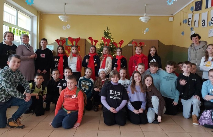Grudzień to miesiąc, w którym już od początku czuć świąteczny nastrój. W naszej szkole również nie zabrakło magicznej, bożonarodzeniowej atmosfery. Na korytarzach pojawiły się pięknie przystrojone choinki, a klasy przybrały wyjątkowy i niepowtarzalny wygląd dzięki dekoracjom wykonanym przez uczniów i wychowawców.
Nie zapominając o tym, że święta Bożego Narodzenia to czas budowania życzliwości, bliskości i szacunku, nasi uczniowie, pod czujnym okiem p. Iwony Matukiewicz i p. Ilony Potrapeluk, wykonali kartki bożonarodzeniowe dla Kombatantów 4 Warmińsko-Mazurskiej Brygady OT.
W tym okresie nie zabrakło także wspólnego kolędowania, podczas którego wszystkim uczniom, nauczycielom i pracownikom niepedagogicznym zostały złożone życzenia.
