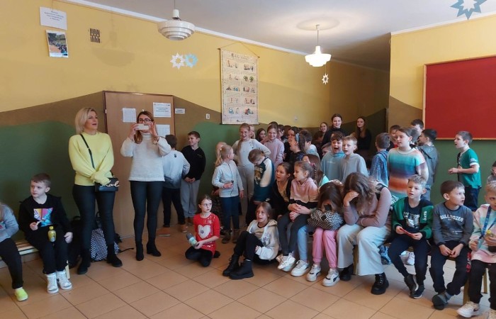 Grudzień to miesiąc, w którym już od początku czuć świąteczny nastrój. W naszej szkole również nie zabrakło magicznej, bożonarodzeniowej atmosfery. Na korytarzach pojawiły się pięknie przystrojone choinki, a klasy przybrały wyjątkowy i niepowtarzalny wygląd dzięki dekoracjom wykonanym przez uczniów i wychowawców.
Nie zapominając o tym, że święta Bożego Narodzenia to czas budowania życzliwości, bliskości i szacunku, nasi uczniowie, pod czujnym okiem p. Iwony Matukiewicz i p. Ilony Potrapeluk, wykonali kartki bożonarodzeniowe dla Kombatantów 4 Warmińsko-Mazurskiej Brygady OT.
W tym okresie nie zabrakło także wspólnego kolędowania, podczas którego wszystkim uczniom, nauczycielom i pracownikom niepedagogicznym zostały złożone życzenia.