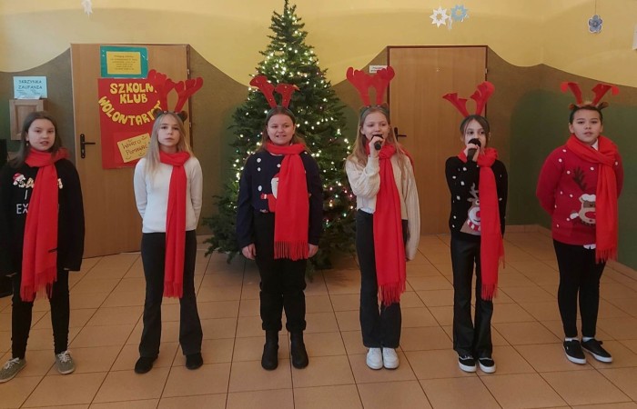 Grudzień to miesiąc, w którym już od początku czuć świąteczny nastrój. W naszej szkole również nie zabrakło magicznej, bożonarodzeniowej atmosfery. Na korytarzach pojawiły się pięknie przystrojone choinki, a klasy przybrały wyjątkowy i niepowtarzalny wygląd dzięki dekoracjom wykonanym przez uczniów i wychowawców.
Nie zapominając o tym, że święta Bożego Narodzenia to czas budowania życzliwości, bliskości i szacunku, nasi uczniowie, pod czujnym okiem p. Iwony Matukiewicz i p. Ilony Potrapeluk, wykonali kartki bożonarodzeniowe dla Kombatantów 4 Warmińsko-Mazurskiej Brygady OT.
W tym okresie nie zabrakło także wspólnego kolędowania, podczas którego wszystkim uczniom, nauczycielom i pracownikom niepedagogicznym zostały złożone życzenia.