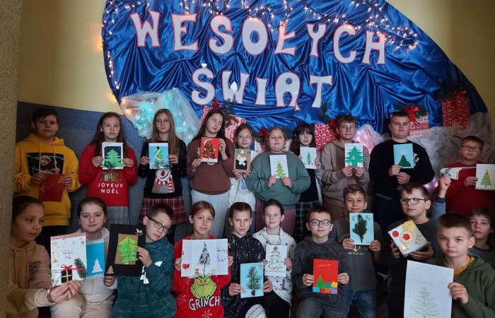Grudzień to miesiąc, w którym już od początku czuć świąteczny nastrój. W naszej szkole również nie zabrakło magicznej, bożonarodzeniowej atmosfery. Na korytarzach pojawiły się pięknie przystrojone choinki, a klasy przybrały wyjątkowy i niepowtarzalny wygląd dzięki dekoracjom wykonanym przez uczniów i wychowawców.
Nie zapominając o tym, że święta Bożego Narodzenia to czas budowania życzliwości, bliskości i szacunku, nasi uczniowie, pod czujnym okiem p. Iwony Matukiewicz i p. Ilony Potrapeluk, wykonali kartki bożonarodzeniowe dla Kombatantów 4 Warmińsko-Mazurskiej Brygady OT.
W tym okresie nie zabrakło także wspólnego kolędowania, podczas którego wszystkim uczniom, nauczycielom i pracownikom niepedagogicznym zostały złożone życzenia.