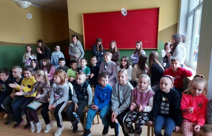 Grudzień to miesiąc, w którym już od początku czuć świąteczny nastrój. W naszej szkole również nie zabrakło magicznej, bożonarodzeniowej atmosfery. Na korytarzach pojawiły się pięknie przystrojone choinki, a klasy przybrały wyjątkowy i niepowtarzalny wygląd dzięki dekoracjom wykonanym przez uczniów i wychowawców.
Nie zapominając o tym, że święta Bożego Narodzenia to czas budowania życzliwości, bliskości i szacunku, nasi uczniowie, pod czujnym okiem p. Iwony Matukiewicz i p. Ilony Potrapeluk, wykonali kartki bożonarodzeniowe dla Kombatantów 4 Warmińsko-Mazurskiej Brygady OT.
W tym okresie nie zabrakło także wspólnego kolędowania, podczas którego wszystkim uczniom, nauczycielom i pracownikom niepedagogicznym zostały złożone życzenia.