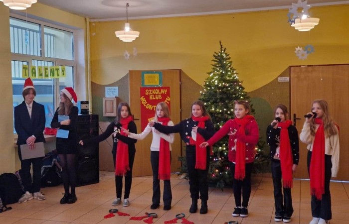 Grudzień to miesiąc, w którym już od początku czuć świąteczny nastrój. W naszej szkole również nie zabrakło magicznej, bożonarodzeniowej atmosfery. Na korytarzach pojawiły się pięknie przystrojone choinki, a klasy przybrały wyjątkowy i niepowtarzalny wygląd dzięki dekoracjom wykonanym przez uczniów i wychowawców.
Nie zapominając o tym, że święta Bożego Narodzenia to czas budowania życzliwości, bliskości i szacunku, nasi uczniowie, pod czujnym okiem p. Iwony Matukiewicz i p. Ilony Potrapeluk, wykonali kartki bożonarodzeniowe dla Kombatantów 4 Warmińsko-Mazurskiej Brygady OT.
W tym okresie nie zabrakło także wspólnego kolędowania, podczas którego wszystkim uczniom, nauczycielom i pracownikom niepedagogicznym zostały złożone życzenia.
