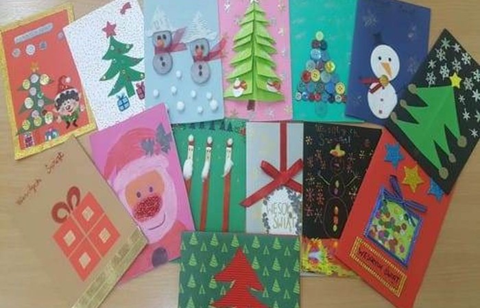 Grudzień to miesiąc, w którym już od początku czuć świąteczny nastrój. W naszej szkole również nie zabrakło magicznej, bożonarodzeniowej atmosfery. Na korytarzach pojawiły się pięknie przystrojone choinki, a klasy przybrały wyjątkowy i niepowtarzalny wygląd dzięki dekoracjom wykonanym przez uczniów i wychowawców.
Nie zapominając o tym, że święta Bożego Narodzenia to czas budowania życzliwości, bliskości i szacunku, nasi uczniowie, pod czujnym okiem p. Iwony Matukiewicz i p. Ilony Potrapeluk, wykonali kartki bożonarodzeniowe dla Kombatantów 4 Warmińsko-Mazurskiej Brygady OT.
W tym okresie nie zabrakło także wspólnego kolędowania, podczas którego wszystkim uczniom, nauczycielom i pracownikom niepedagogicznym zostały złożone życzenia.