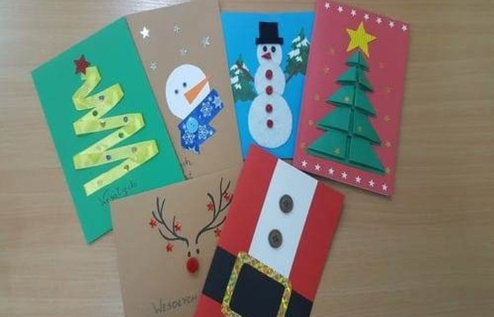 Grudzień to miesiąc, w którym już od początku czuć świąteczny nastrój. W naszej szkole również nie zabrakło magicznej, bożonarodzeniowej atmosfery. Na korytarzach pojawiły się pięknie przystrojone choinki, a klasy przybrały wyjątkowy i niepowtarzalny wygląd dzięki dekoracjom wykonanym przez uczniów i wychowawców.
Nie zapominając o tym, że święta Bożego Narodzenia to czas budowania życzliwości, bliskości i szacunku, nasi uczniowie, pod czujnym okiem p. Iwony Matukiewicz i p. Ilony Potrapeluk, wykonali kartki bożonarodzeniowe dla Kombatantów 4 Warmińsko-Mazurskiej Brygady OT.
W tym okresie nie zabrakło także wspólnego kolędowania, podczas którego wszystkim uczniom, nauczycielom i pracownikom niepedagogicznym zostały złożone życzenia.