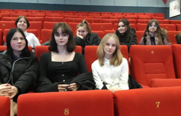 W czwartek 12 stycznia uczniowie klas ósmych wybrali się do Teatru im. Aleksandra Sewruka, aby obejrzeć klasyczną powieść Antoine de Saint- Exupery ,,Mały Książę” w wykonaniu aktorów Teatru Wrocławskiego. Wyjazd odbył się w ramach działań na rzecz szerszego udostępniania kanonu edukacji klasycznej.
Młodzi widzowie podróżowali wraz z bohaterem, poznając różne światy. Miłość, radość, smutek i wzruszenie to tylko kilka z całego wachlarza emocji, jakie aktorzy wzbudzali na scenie.
Sztuka jednak zaskoczyła ósmoklasistów, ponieważ nie była wiernym odwzorowaniem lektury. To zupełnie nowa odsłona ,,Małęgo Księcia”. Reżyser uwspółcześnił lekturę, wysyłając głównego bohatera w podróż statkiem kosmicznym z autopilotem. Wyraźnie wybrał tylko te fragmenty lektury, które pasowałyby do jego mrocznej wizji ,,Małego Księcia”. Różniła się ona wyraźnie od wruszającej i pięknej opowieści o przyjaźni znanej uczniom z lektury. Młody widz, ogladając sztukę i słysząc płynace ze sceny znane mu slogany młodzieżowe, miał poznawać swoje pragnienia, emocje, ale też własne słabości.
Spektakl rozgrywał się na tle prostej scenografii urozmaiconej jedynie poprzez złożone kostiumy aktorów.
  Sztuka w wykonaniu wrocławskich aktorów na długo pozostanie w pamięci uczniów, ponieważ była dla nich dużym zaskoczeniem i wzbudziła wiele emocji.