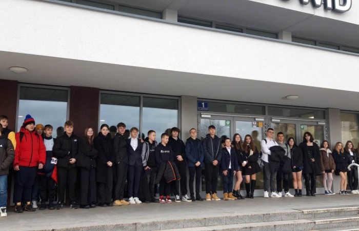 W czwartek 12 stycznia uczniowie klas ósmych wybrali się do Teatru im. Aleksandra Sewruka, aby obejrzeć klasyczną powieść Antoine de Saint- Exupery ,,Mały Książę” w wykonaniu aktorów Teatru Wrocławskiego. Wyjazd odbył się w ramach działań na rzecz szerszego udostępniania kanonu edukacji klasycznej.
Młodzi widzowie podróżowali wraz z bohaterem, poznając różne światy. Miłość, radość, smutek i wzruszenie to tylko kilka z całego wachlarza emocji, jakie aktorzy wzbudzali na scenie.
Sztuka jednak zaskoczyła ósmoklasistów, ponieważ nie była wiernym odwzorowaniem lektury. To zupełnie nowa odsłona ,,Małęgo Księcia”. Reżyser uwspółcześnił lekturę, wysyłając głównego bohatera w podróż statkiem kosmicznym z autopilotem. Wyraźnie wybrał tylko te fragmenty lektury, które pasowałyby do jego mrocznej wizji ,,Małego Księcia”. Różniła się ona wyraźnie od wruszającej i pięknej opowieści o przyjaźni znanej uczniom z lektury. Młody widz, ogladając sztukę i słysząc płynace ze sceny znane mu slogany młodzieżowe, miał poznawać swoje pragnienia, emocje, ale też własne słabości.
Spektakl rozgrywał się na tle prostej scenografii urozmaiconej jedynie poprzez złożone kostiumy aktorów.
  Sztuka w wykonaniu wrocławskich aktorów na długo pozostanie w pamięci uczniów, ponieważ była dla nich dużym zaskoczeniem i wzbudziła wiele emocji.