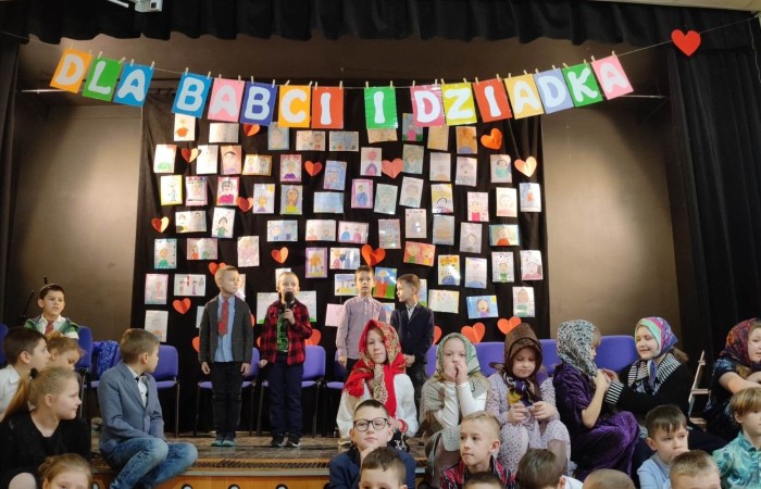 ,,Babuniu, Dziadziuniu, w dniu Waszego święta,
życzenia składają Wam wszystkie wnuczęta...