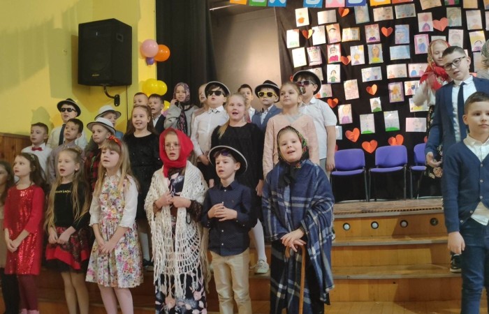 ,,Babuniu, Dziadziuniu, w dniu Waszego święta,
życzenia składają Wam wszystkie wnuczęta...