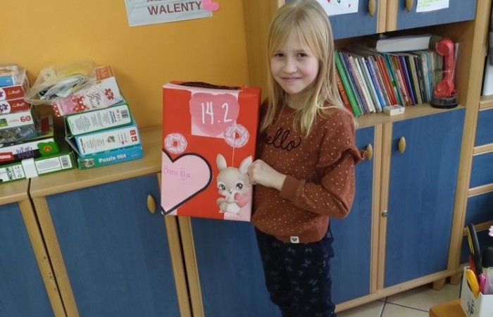 14 lutego w świetlicy zrobiło się czerwono. Serca zdobiły całe14 lutego w świetlicy zrobiło się czerwono. Serca zdobiły całe pomieszczenie. Dzieci wykonały kartki walentynkowe dla swoich ulubionych koleżanek i kolegów, które zostały doręczone za pomocą poczty walentynkowej. Tego dnia uczniowie byli dla siebie wyjątkowo mili i serdeczni. Wszyscy uznali, że jest to jeden z cudowniejszych dni w roku :-):-).