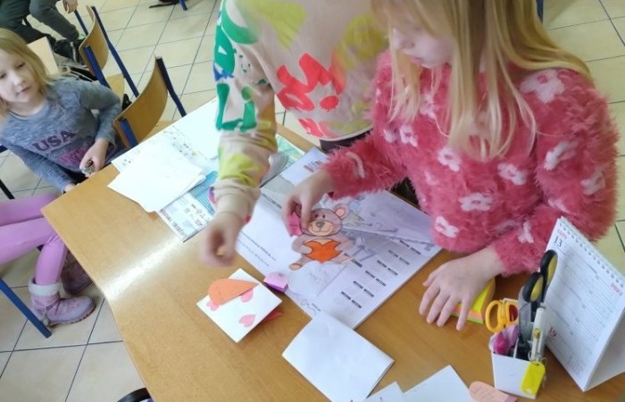 14 lutego w świetlicy zrobiło się czerwono. Serca zdobiły całe14 lutego w świetlicy zrobiło się czerwono. Serca zdobiły całe pomieszczenie. Dzieci wykonały kartki walentynkowe dla swoich ulubionych koleżanek i kolegów, które zostały doręczone za pomocą poczty walentynkowej. Tego dnia uczniowie byli dla siebie wyjątkowo mili i serdeczni. Wszyscy uznali, że jest to jeden z cudowniejszych dni w roku :-):-).