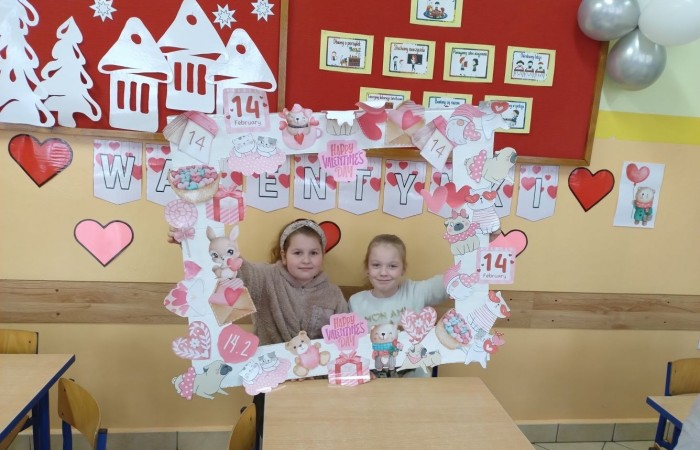 14 lutego w świetlicy zrobiło się czerwono. Serca zdobiły całe14 lutego w świetlicy zrobiło się czerwono. Serca zdobiły całe pomieszczenie. Dzieci wykonały kartki walentynkowe dla swoich ulubionych koleżanek i kolegów, które zostały doręczone za pomocą poczty walentynkowej. Tego dnia uczniowie byli dla siebie wyjątkowo mili i serdeczni. Wszyscy uznali, że jest to jeden z cudowniejszych dni w roku :-):-).
