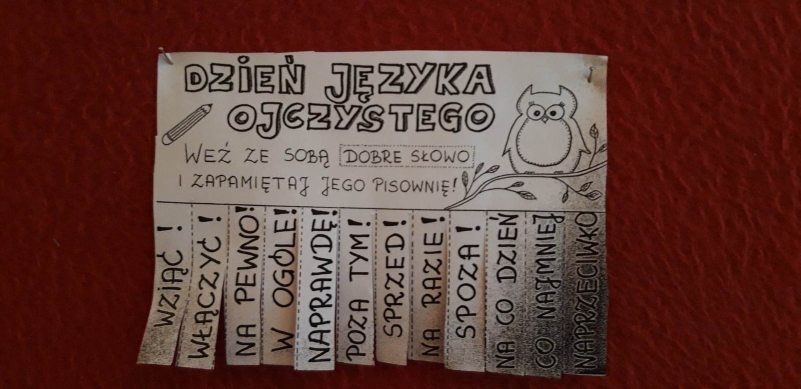 Międzynarodowy Dzień Języka Ojczystego to święto obchodzone 21 lutego. Zostało ustanowione przez UNESCO 17 listopada 1999 r. Przypomina nam o tym, że język to najpotężniejsze narzędzie ochrony i rozwoju wspólnego dziedzictwa kulturowego ludzkości.
W naszej szkole uczniowie klas IV- VIII obchodzili ten dzień w sposób wyjątkowy. Starsze klasy na języku polskim utrwalały wiadomości o lekturach obowiązkowych, wykonując plakaty. Młodsi uczniowie rozwiązywali zadania, quizy sprawdzające ich wiedzę o poprawności językowej, znajomości związków frazeologicznych oraz utrwalali zasady ortograficzne. Na zajęciach plastycznych każda klasa wykonała plakat tematyczny. Natomiast na religii dzieci utrwalały wiedzę o przypowieściach biblijnych, wykonując karty pracy przygotowane przez panią katechetkę.
Obchody Międzynarodowy Dnia Języka Ojczystego upłynęły w bardzo miłej i radosnej atmosferze. Mam nadzieję, że uczniowie choć w niewielkim stopniu uświadomili sobie, że język polski jest naszym skarbem oraz symbolem narodowym i zapamiętają, że należy dbać o niego codziennie, a nie tylko Dniu Jezyka Ojczystego.