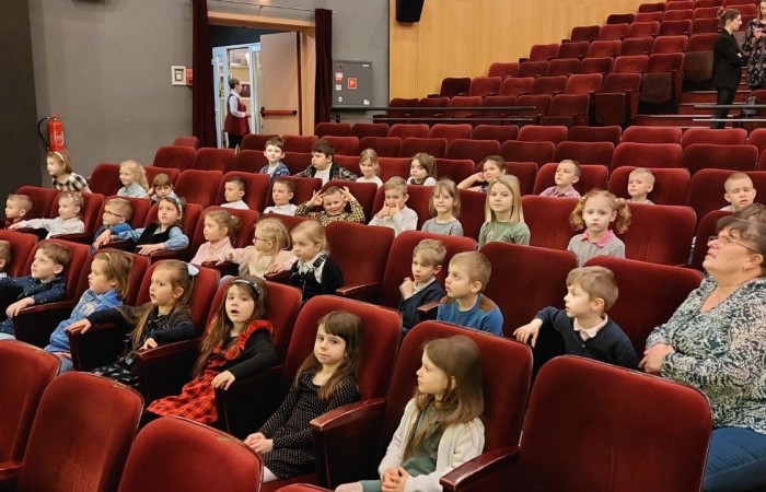 W piątek 24 lutego dzieci z grup „Kotki” i „Biedroneczki” zamówiły dobrą pogodę, wsiadły do autokaru i wyruszyły na poszukiwanie Pacanowa. Przewodnikiem tej nietypowej podróży został dobrze wszystkim znany i lubiany Koziołek Matołek. W jego towarzystwie zwiedziliśmy niemal cały świat od Afryki, przez Amerykę, aż po Azję i Europę. Trzeba przyznać, że przygody, które tam na nas czekały były niesamowite i trudne do opowiedzenia. Wniosek musicie przeżyć je sami, ale jak to zrobić? Wystarczy udać się do elbląskiego Teatru im. Aleksandra Sewruka, a pracujący tam aktorzy z pewnością zaczarują Was, tak jak to zrobili z nami. Po powrocie do przedszkola długo dzieliliśmy się wrażeniami ze spektaklu, zatem magia teatru działa. 