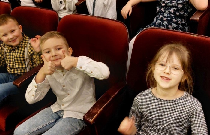 W piątek 24 lutego dzieci z grup „Kotki” i „Biedroneczki” zamówiły dobrą pogodę, wsiadły do autokaru i wyruszyły na poszukiwanie Pacanowa. Przewodnikiem tej nietypowej podróży został dobrze wszystkim znany i lubiany Koziołek Matołek. W jego towarzystwie zwiedziliśmy niemal cały świat od Afryki, przez Amerykę, aż po Azję i Europę. Trzeba przyznać, że przygody, które tam na nas czekały były niesamowite i trudne do opowiedzenia. Wniosek musicie przeżyć je sami, ale jak to zrobić? Wystarczy udać się do elbląskiego Teatru im. Aleksandra Sewruka, a pracujący tam aktorzy z pewnością zaczarują Was, tak jak to zrobili z nami. Po powrocie do przedszkola długo dzieliliśmy się wrażeniami ze spektaklu, zatem magia teatru działa. 