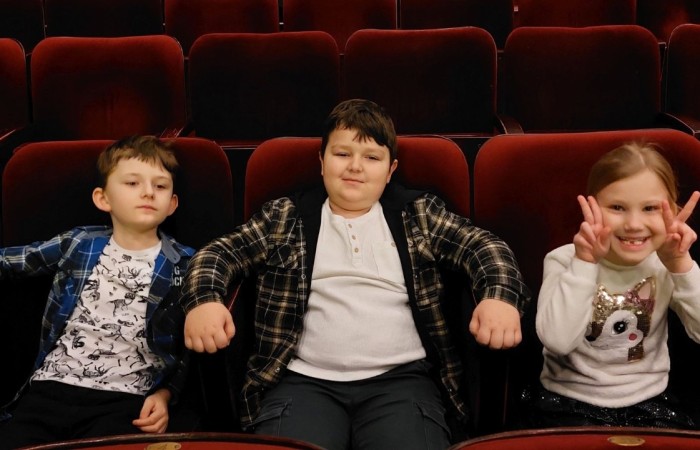 W piątek 24 lutego dzieci z grup „Kotki” i „Biedroneczki” zamówiły dobrą pogodę, wsiadły do autokaru i wyruszyły na poszukiwanie Pacanowa. Przewodnikiem tej nietypowej podróży został dobrze wszystkim znany i lubiany Koziołek Matołek. W jego towarzystwie zwiedziliśmy niemal cały świat od Afryki, przez Amerykę, aż po Azję i Europę. Trzeba przyznać, że przygody, które tam na nas czekały były niesamowite i trudne do opowiedzenia. Wniosek musicie przeżyć je sami, ale jak to zrobić? Wystarczy udać się do elbląskiego Teatru im. Aleksandra Sewruka, a pracujący tam aktorzy z pewnością zaczarują Was, tak jak to zrobili z nami. Po powrocie do przedszkola długo dzieliliśmy się wrażeniami ze spektaklu, zatem magia teatru działa. 