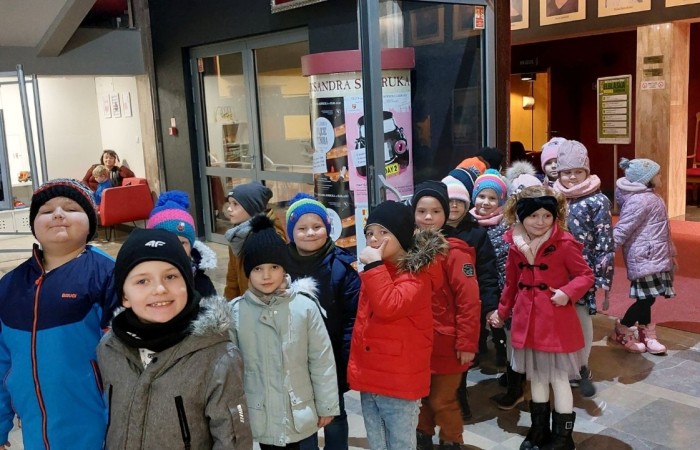 W piątek 24 lutego dzieci z grup „Kotki” i „Biedroneczki” zamówiły dobrą pogodę, wsiadły do autokaru i wyruszyły na poszukiwanie Pacanowa. Przewodnikiem tej nietypowej podróży został dobrze wszystkim znany i lubiany Koziołek Matołek. W jego towarzystwie zwiedziliśmy niemal cały świat od Afryki, przez Amerykę, aż po Azję i Europę. Trzeba przyznać, że przygody, które tam na nas czekały były niesamowite i trudne do opowiedzenia. Wniosek musicie przeżyć je sami, ale jak to zrobić? Wystarczy udać się do elbląskiego Teatru im. Aleksandra Sewruka, a pracujący tam aktorzy z pewnością zaczarują Was, tak jak to zrobili z nami. Po powrocie do przedszkola długo dzieliliśmy się wrażeniami ze spektaklu, zatem magia teatru działa. 