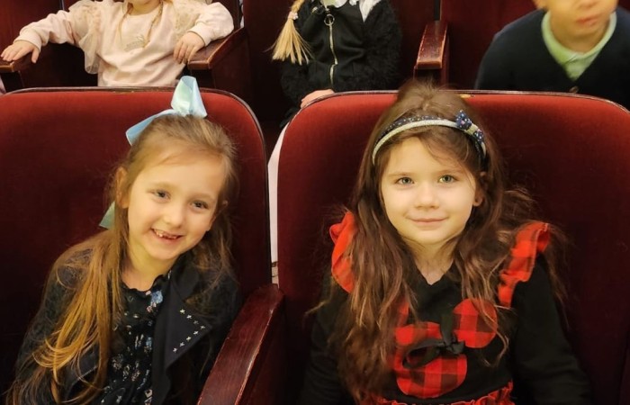 W piątek 24 lutego dzieci z grup „Kotki” i „Biedroneczki” zamówiły dobrą pogodę, wsiadły do autokaru i wyruszyły na poszukiwanie Pacanowa. Przewodnikiem tej nietypowej podróży został dobrze wszystkim znany i lubiany Koziołek Matołek. W jego towarzystwie zwiedziliśmy niemal cały świat od Afryki, przez Amerykę, aż po Azję i Europę. Trzeba przyznać, że przygody, które tam na nas czekały były niesamowite i trudne do opowiedzenia. Wniosek musicie przeżyć je sami, ale jak to zrobić? Wystarczy udać się do elbląskiego Teatru im. Aleksandra Sewruka, a pracujący tam aktorzy z pewnością zaczarują Was, tak jak to zrobili z nami. Po powrocie do przedszkola długo dzieliliśmy się wrażeniami ze spektaklu, zatem magia teatru działa. 