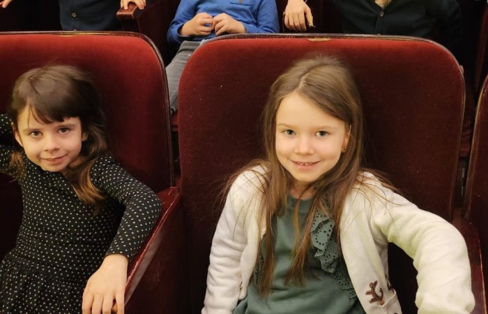 W piątek 24 lutego dzieci z grup „Kotki” i „Biedroneczki” zamówiły dobrą pogodę, wsiadły do autokaru i wyruszyły na poszukiwanie Pacanowa. Przewodnikiem tej nietypowej podróży został dobrze wszystkim znany i lubiany Koziołek Matołek. W jego towarzystwie zwiedziliśmy niemal cały świat od Afryki, przez Amerykę, aż po Azję i Europę. Trzeba przyznać, że przygody, które tam na nas czekały były niesamowite i trudne do opowiedzenia. Wniosek musicie przeżyć je sami, ale jak to zrobić? Wystarczy udać się do elbląskiego Teatru im. Aleksandra Sewruka, a pracujący tam aktorzy z pewnością zaczarują Was, tak jak to zrobili z nami. Po powrocie do przedszkola długo dzieliliśmy się wrażeniami ze spektaklu, zatem magia teatru działa. 