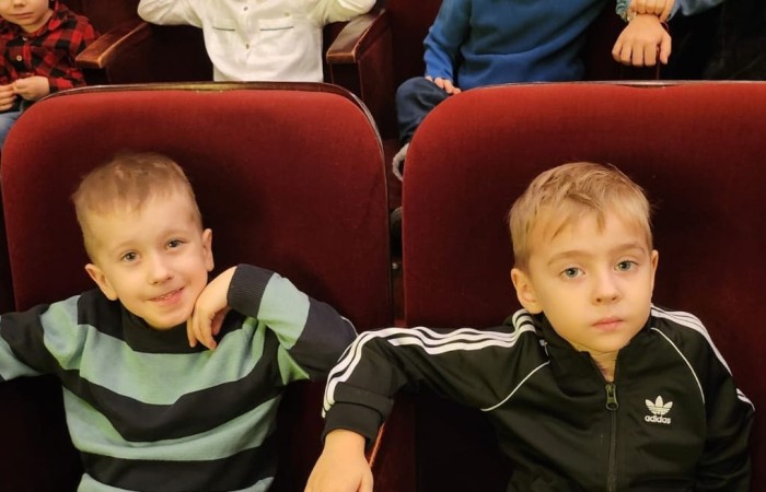 W piątek 24 lutego dzieci z grup „Kotki” i „Biedroneczki” zamówiły dobrą pogodę, wsiadły do autokaru i wyruszyły na poszukiwanie Pacanowa. Przewodnikiem tej nietypowej podróży został dobrze wszystkim znany i lubiany Koziołek Matołek. W jego towarzystwie zwiedziliśmy niemal cały świat od Afryki, przez Amerykę, aż po Azję i Europę. Trzeba przyznać, że przygody, które tam na nas czekały były niesamowite i trudne do opowiedzenia. Wniosek musicie przeżyć je sami, ale jak to zrobić? Wystarczy udać się do elbląskiego Teatru im. Aleksandra Sewruka, a pracujący tam aktorzy z pewnością zaczarują Was, tak jak to zrobili z nami. Po powrocie do przedszkola długo dzieliliśmy się wrażeniami ze spektaklu, zatem magia teatru działa. 