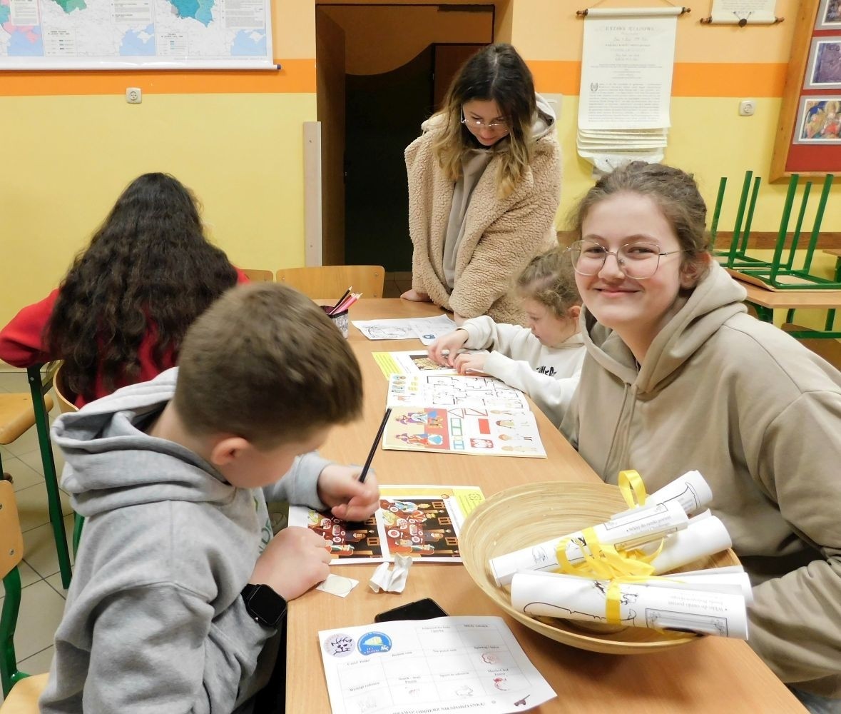 Oprócz tego każdego czekała niespodziewana i niesamowita podróż do przeszłości, w którą zabrała dzieci p. Ilona Potrapeluk. 