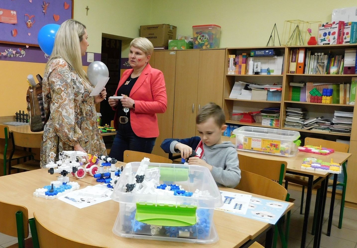 Ale to jeszcze nie wszystko, ponieważ na II piętrze… Oj, działo się tam, działo! Zajęcia robotyczne, prowadzone przez p. Marzenę Szymańską, wzbudziły ogromne zainteresowanie. Programowanie i konstruowanie robotów to zdecydowanie to, co dzieci lubią najbardziej…