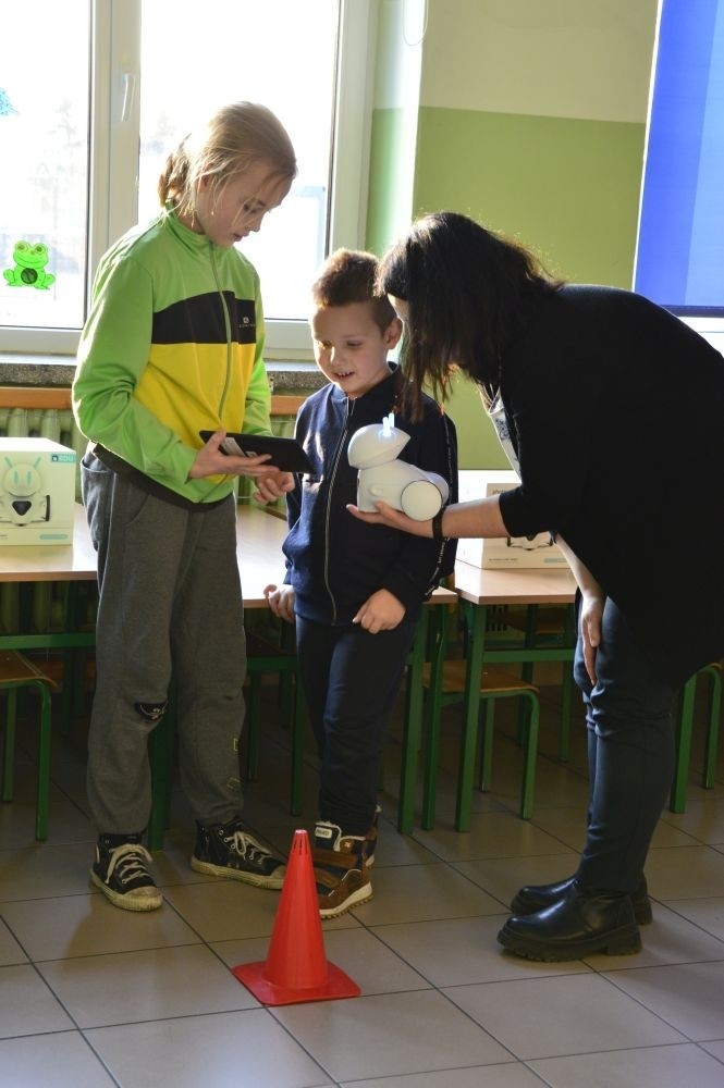 Uczestnicy, wychodzący z sali tanecznym krokiem, musieli bardzo uważać, ponieważ tuż obok odbywał się WYŚCIG ROBOTÓW! Ale heca! Photony, pod czujnym okiem p. Anieli Chylińskiej i p. Anny Zabornej-Furtak, zawładnęły prawie cały korytarz! Na szczęście obeszło się bez kolizji. 