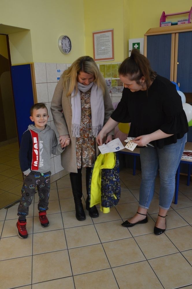 Radosne twarze dzieci zostały uwiecznione w foto-budce przygotowanej przez p. Annę Dyjach i p. Monikę Łaskarzewską w świetlicy szkolnej.