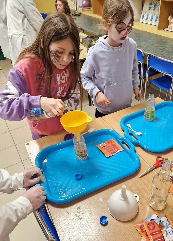 Silnych emocji i pozytywnych przeżyć dostarczyły także eksperymenty fizyczne i chemiczne. Pod opieką p. Iwony Żabickiej i p. Doroty Andrzejewicz dzieci mogły zobaczyć m.in., jak powstają pioruny.