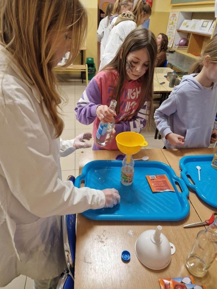 Silnych emocji i pozytywnych przeżyć dostarczyły także eksperymenty fizyczne i chemiczne. Pod opieką p. Iwony Żabickiej i p. Doroty Andrzejewicz dzieci mogły zobaczyć m.in., jak powstają pioruny.