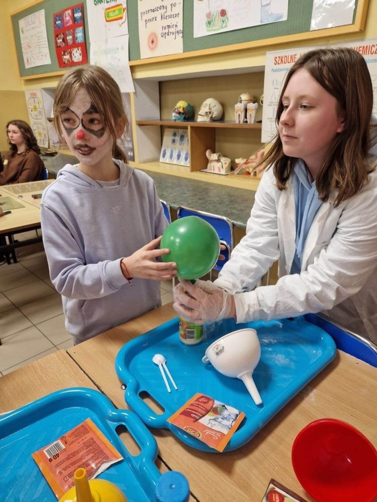 Silnych emocji i pozytywnych przeżyć dostarczyły także eksperymenty fizyczne i chemiczne. Pod opieką p. Iwony Żabickiej i p. Doroty Andrzejewicz dzieci mogły zobaczyć m.in., jak powstają pioruny.