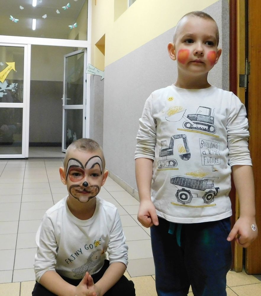 Radosne twarze dzieci zostały uwiecznione w foto-budce przygotowanej przez p. Annę Dyjach i p. Monikę Łaskarzewską w świetlicy szkolnej.