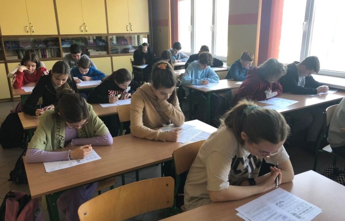 Co roku uczniowie naszej szkoły biorą udział w Międzynarodowym Konkursie KANGUR MATEMATYCZNY. Jest to największy międzynarodowy konkurs matematyczny adresowany do uczniów wszystkich typów szkół. Ten znany na całym świecie konkurs wywodzi się z Australii. Organizatorem konkursu w Polsce jest Towarzystwo Upowszechniania Wiedzy i Nauk Matematycznych w Toruniu. W tym roku w naszej szkole do konkursu przystąpiło 51 uczniów.
Wszystkim uczestnikom gratulujemy udziału i życzymy sukcesów!!!