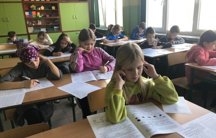 Co roku uczniowie naszej szkoły biorą udział w Międzynarodowym Konkursie KANGUR MATEMATYCZNY. Jest to największy międzynarodowy konkurs matematyczny adresowany do uczniów wszystkich typów szkół. Ten znany na całym świecie konkurs wywodzi się z Australii. Organizatorem konkursu w Polsce jest Towarzystwo Upowszechniania Wiedzy i Nauk Matematycznych w Toruniu. W tym roku w naszej szkole do konkursu przystąpiło 51 uczniów.
Wszystkim uczestnikom gratulujemy udziału i życzymy sukcesów!!!