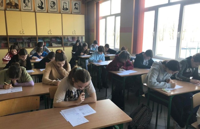 Co roku uczniowie naszej szkoły biorą udział w Międzynarodowym Konkursie KANGUR MATEMATYCZNY. Jest to największy międzynarodowy konkurs matematyczny adresowany do uczniów wszystkich typów szkół. Ten znany na całym świecie konkurs wywodzi się z Australii. Organizatorem konkursu w Polsce jest Towarzystwo Upowszechniania Wiedzy i Nauk Matematycznych w Toruniu. W tym roku w naszej szkole do konkursu przystąpiło 51 uczniów.
Wszystkim uczestnikom gratulujemy udziału i życzymy sukcesów!!!